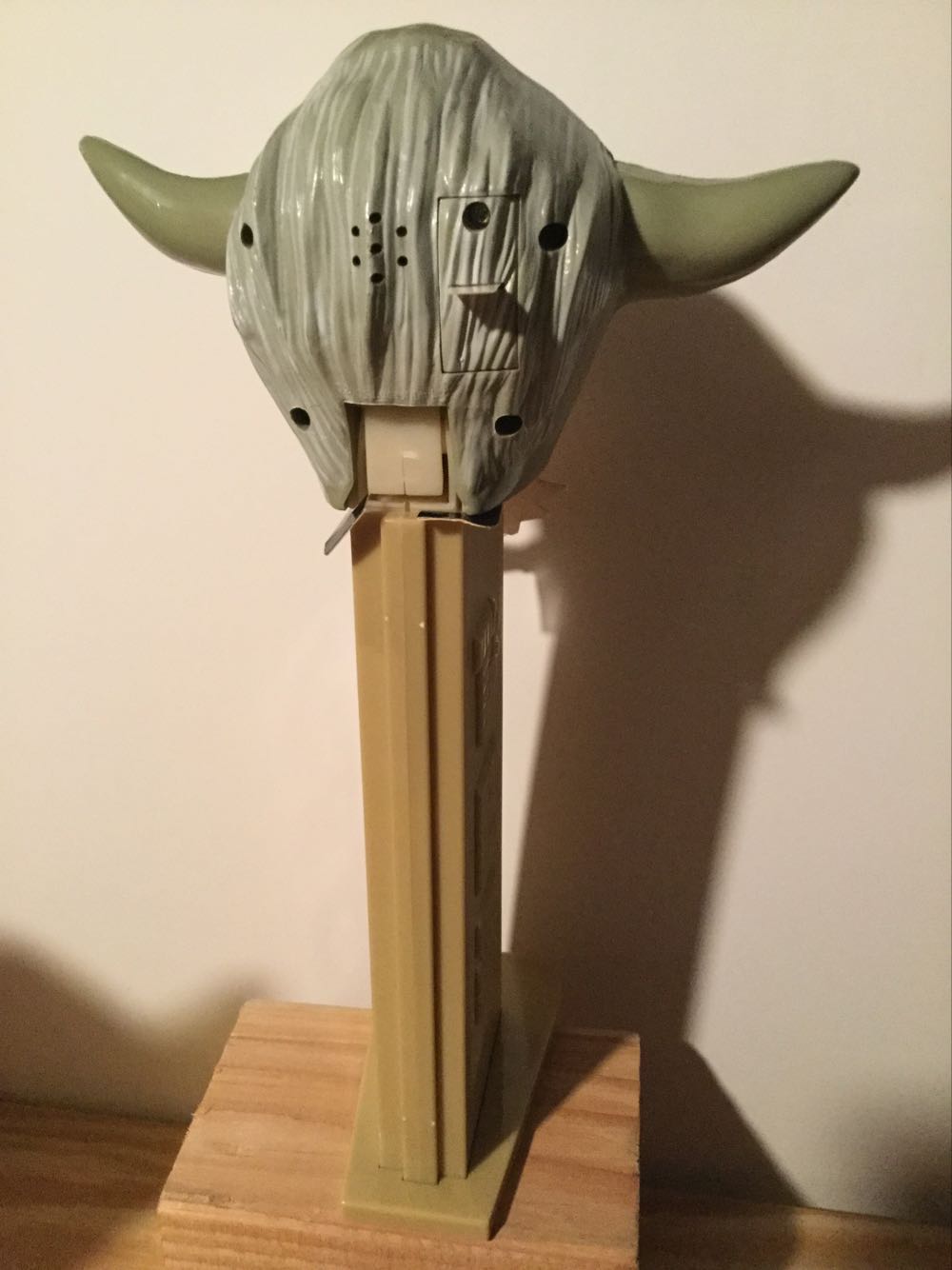 Giant Star Wars Yoda - Giant Pez pez collectible - Main Image 3
