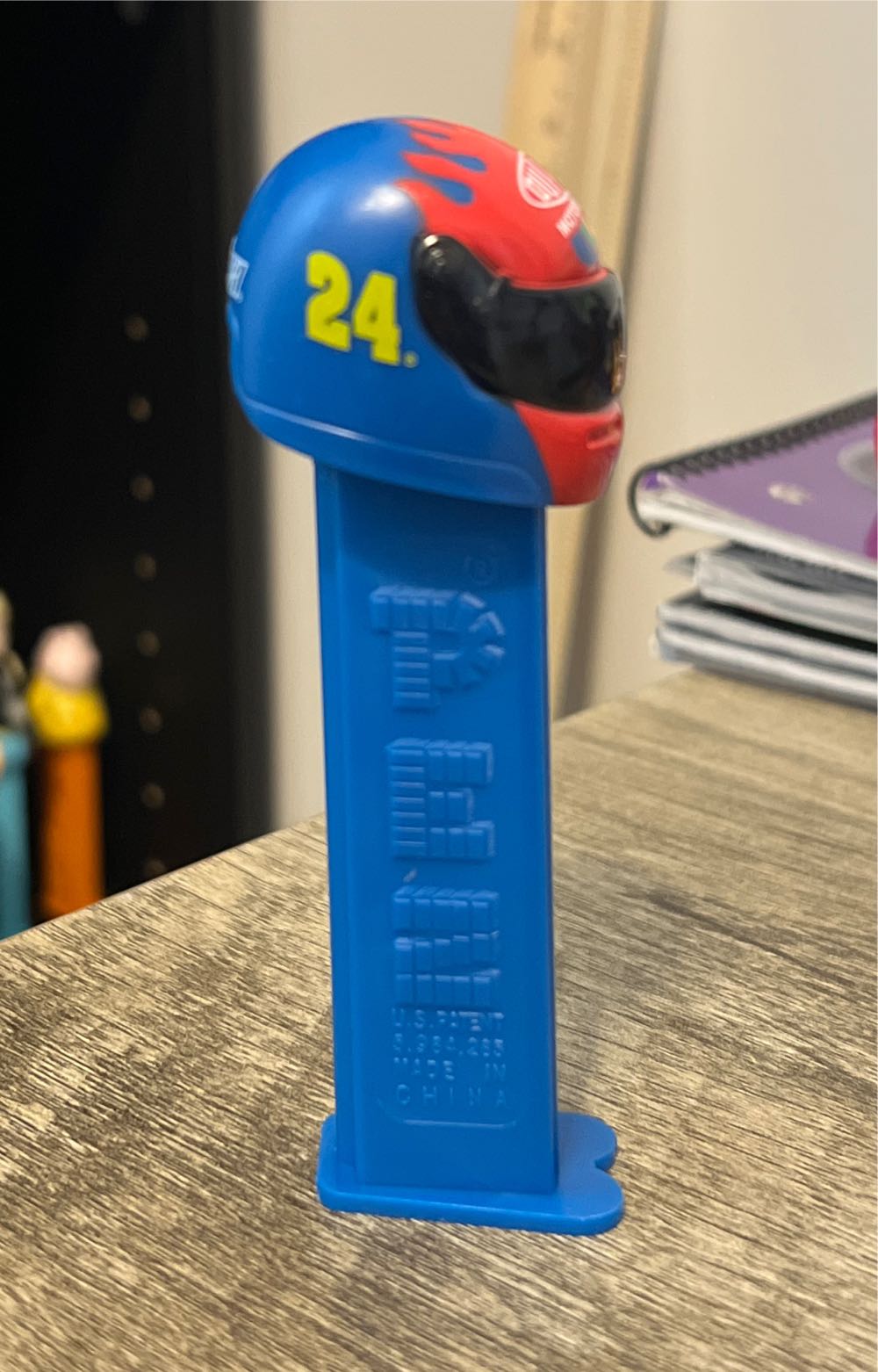 Nascar Helmets - Jeff Gordon #24 - DuPont - Nascar Helmets pez collectible - Main Image 2