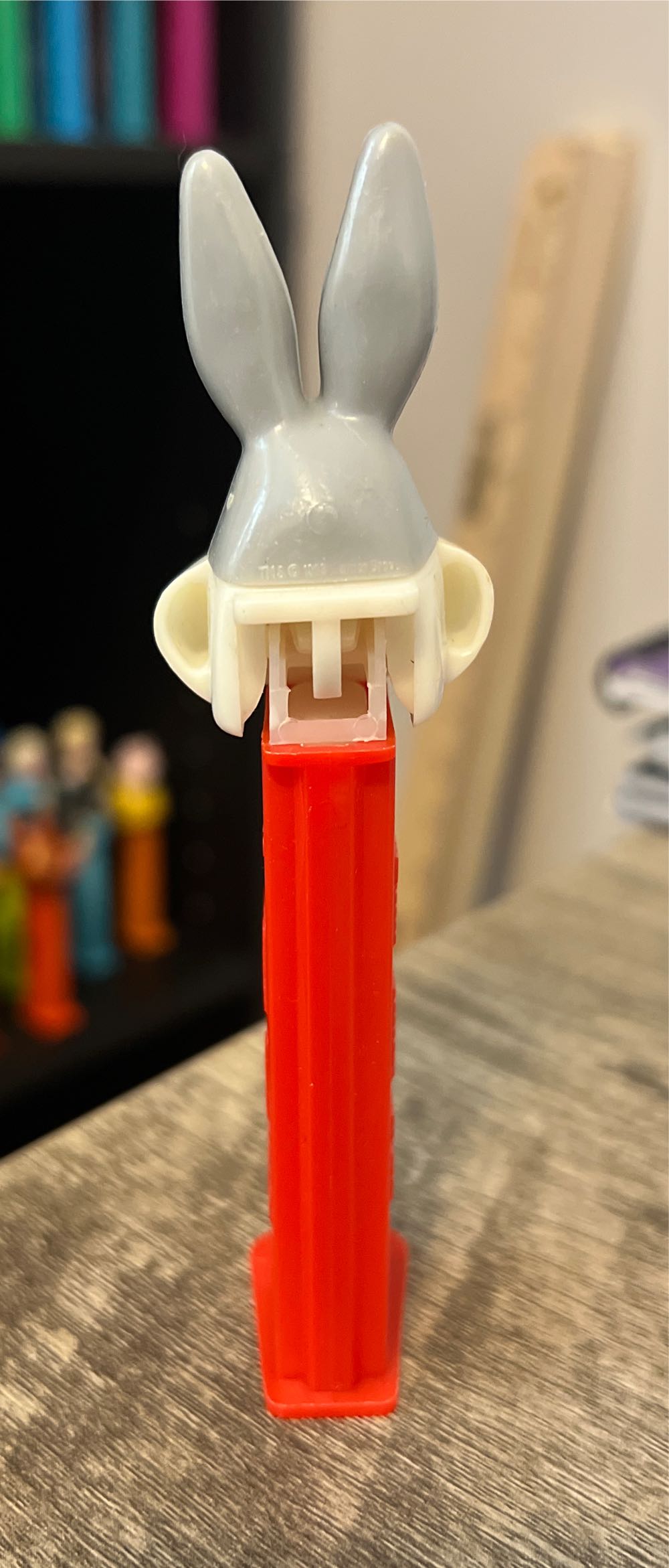 Looney Tunes - Bugs Bunny B - Bugs Bunny pez collectible - Main Image 3