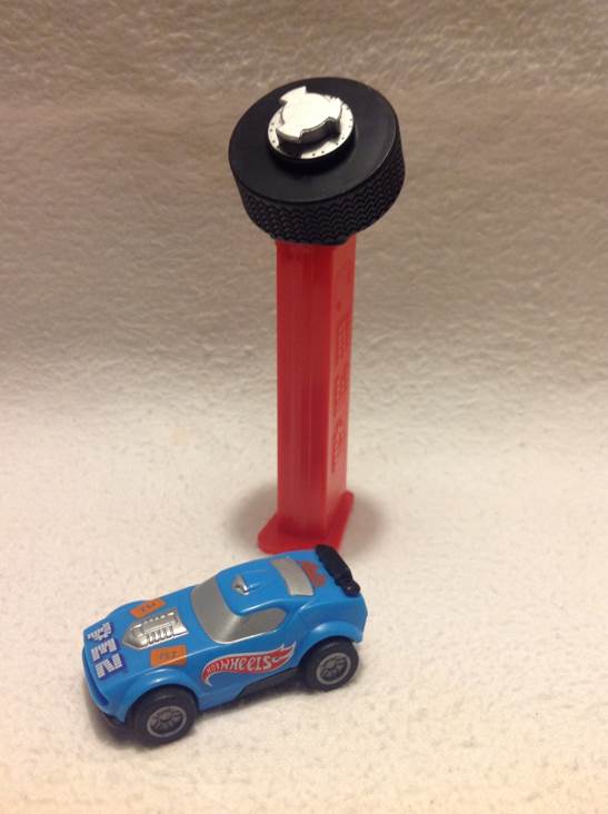 Fast Fish - Hot Wheels Pull & Go pez collectible - Main Image 2