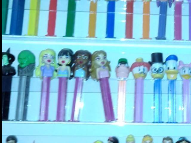 Yasmine - Bratz pez collectible - Main Image 1