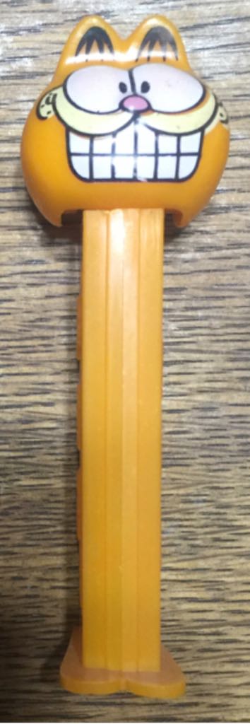 Garfield With Teeth (2) - Garfield S1 (complete) pez collectible - Main Image 2