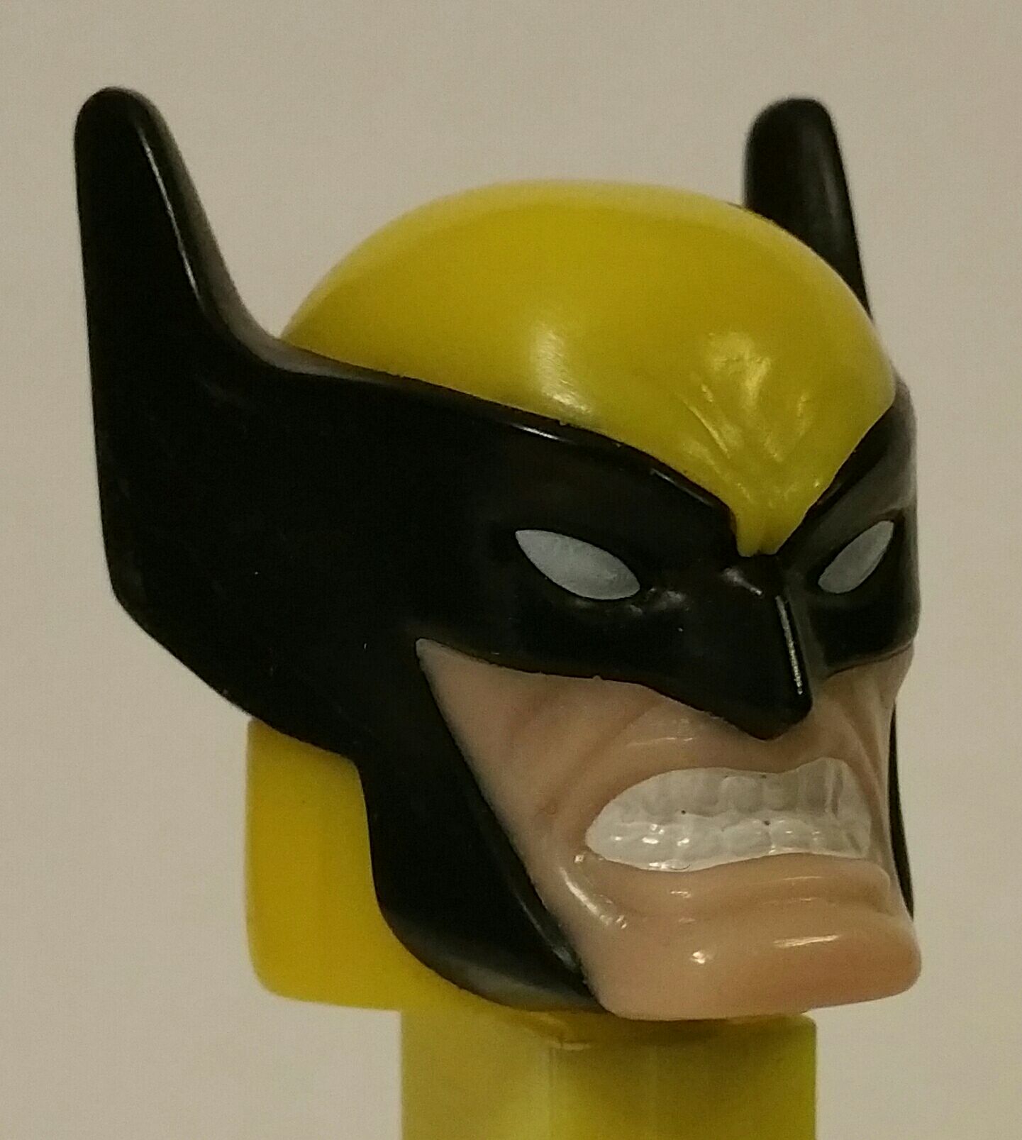 Marvel - Wolverine Yellow - Marvel pez collectible - Main Image 2
