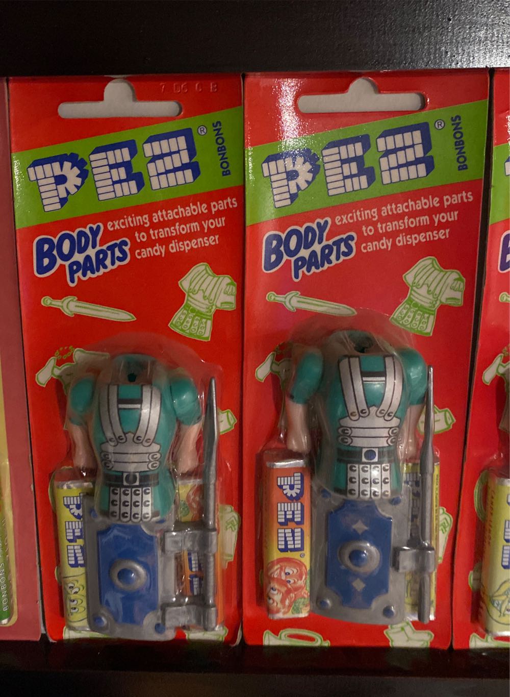 Body Parts - Roman Soldier - Plain Shield - Bonbon pez collectible - Main Image 2