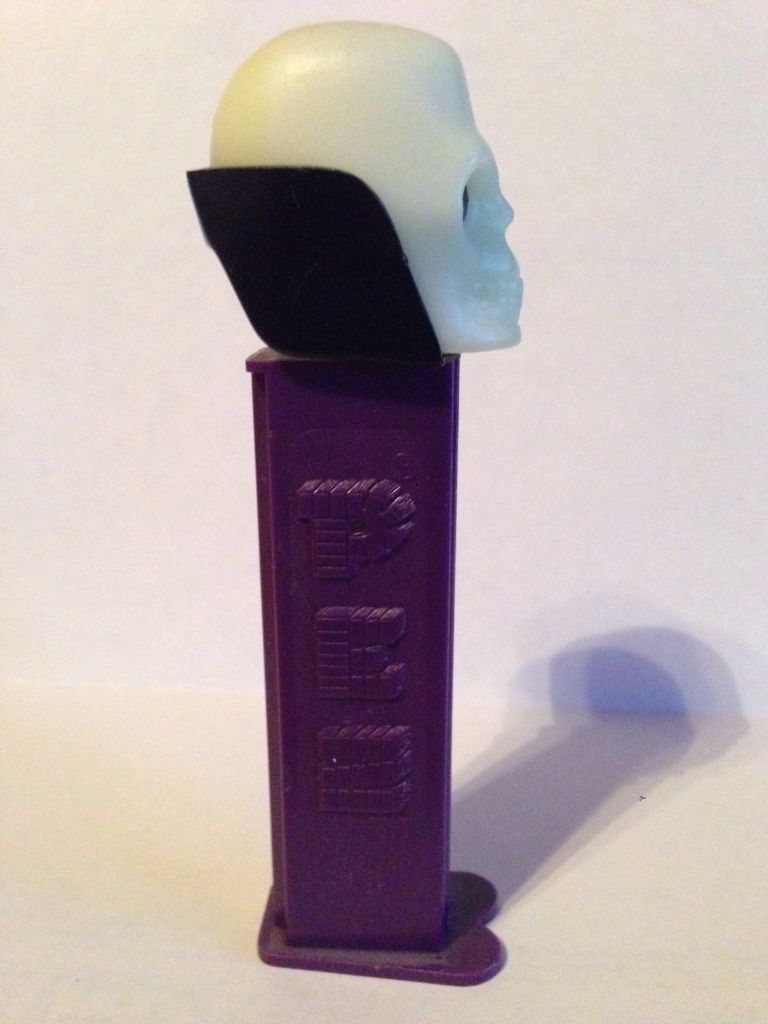 Skull B GITD - Halloween pez collectible - Main Image 2