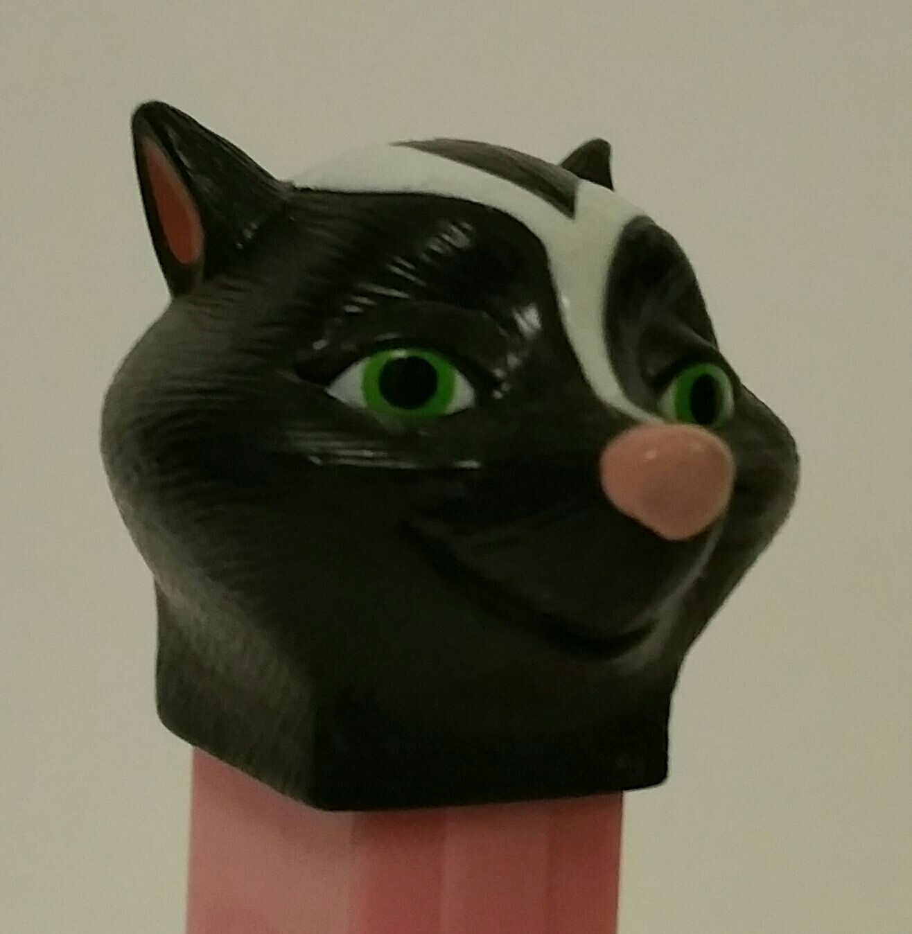 Over The Hedge - Stella The Skunk - Over The Hedge pez collectible - Main Image 2
