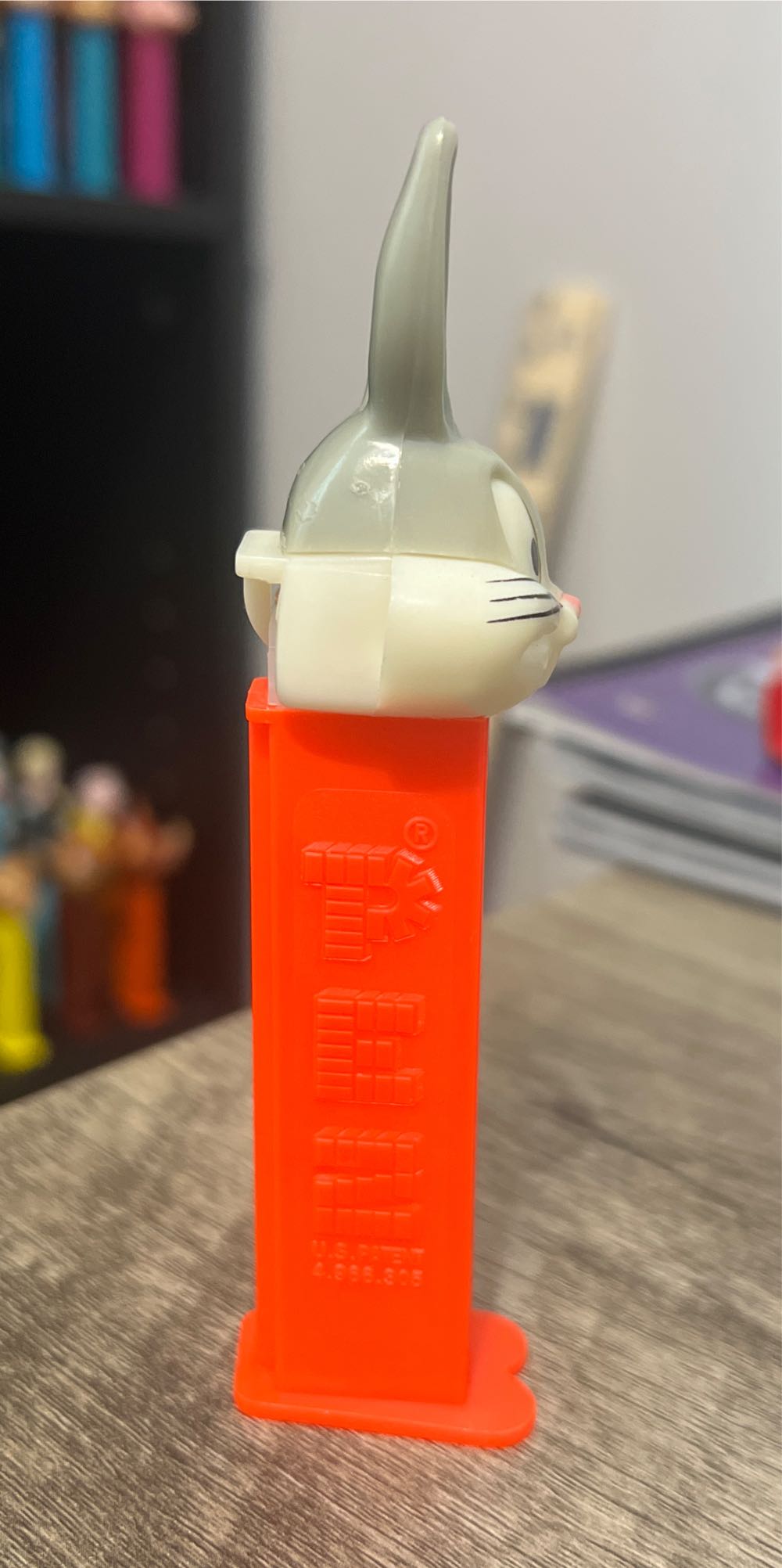 Bugs Bunny B - Looney Tunes pez collectible - Main Image 2