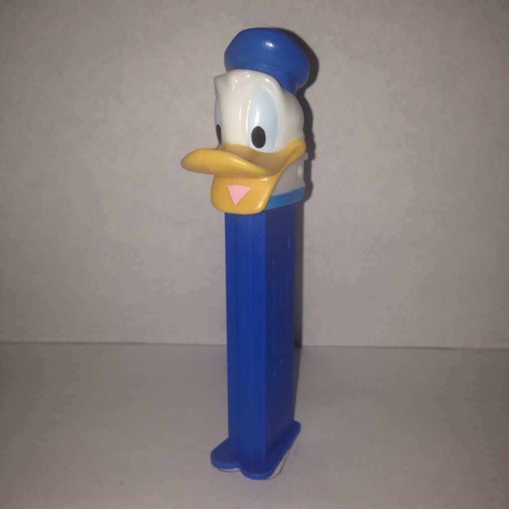 Donald Duck E - Disney Classic pez collectible - Main Image 1