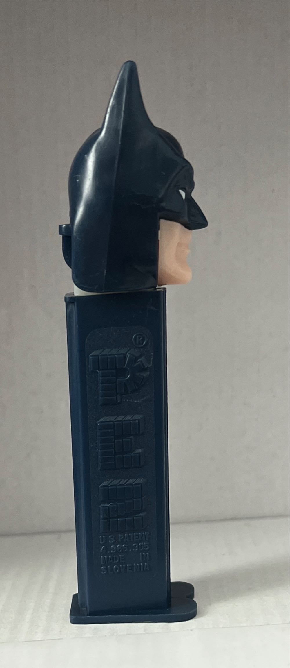 Batman B (Pointed Ears) - Batman pez collectible - Main Image 2