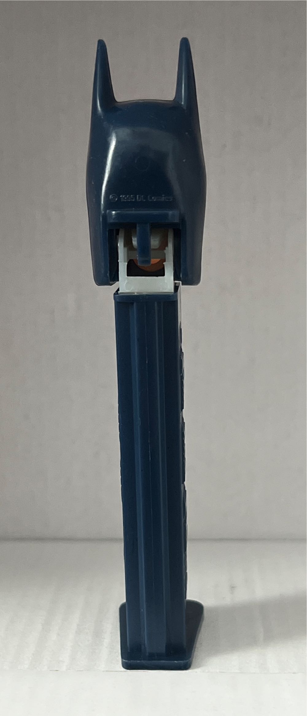Batman B (Pointed Ears) - Batman pez collectible - Main Image 3