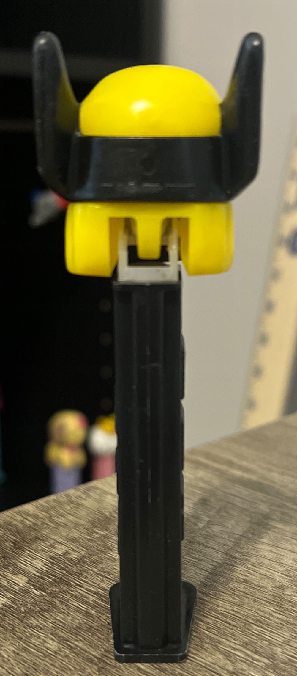 Wolverine (A) - Black Stem - Super Heroes Marvel pez collectible - Main Image 4