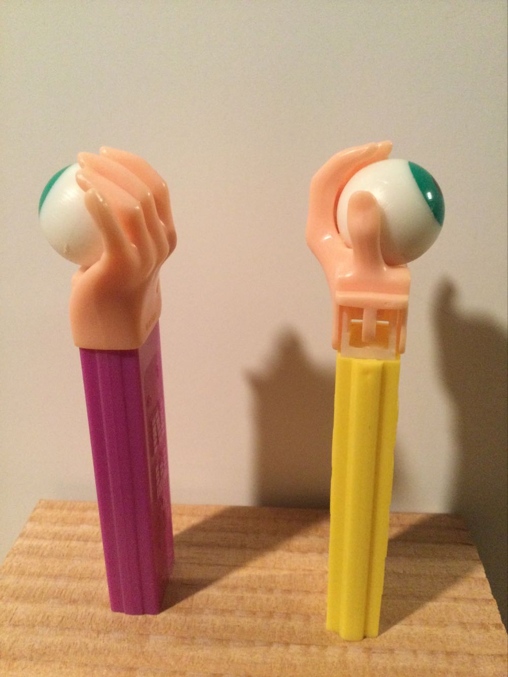 No Feet - Psychedelic Hand - Psychedelic pez collectible - Main Image 2