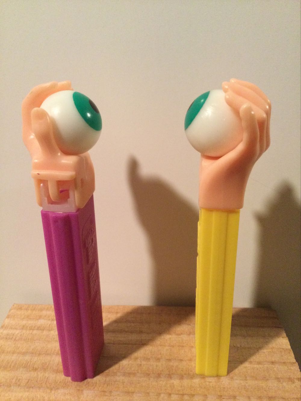 No Feet - Psychedelic Hand - Psychedelic pez collectible - Main Image 4