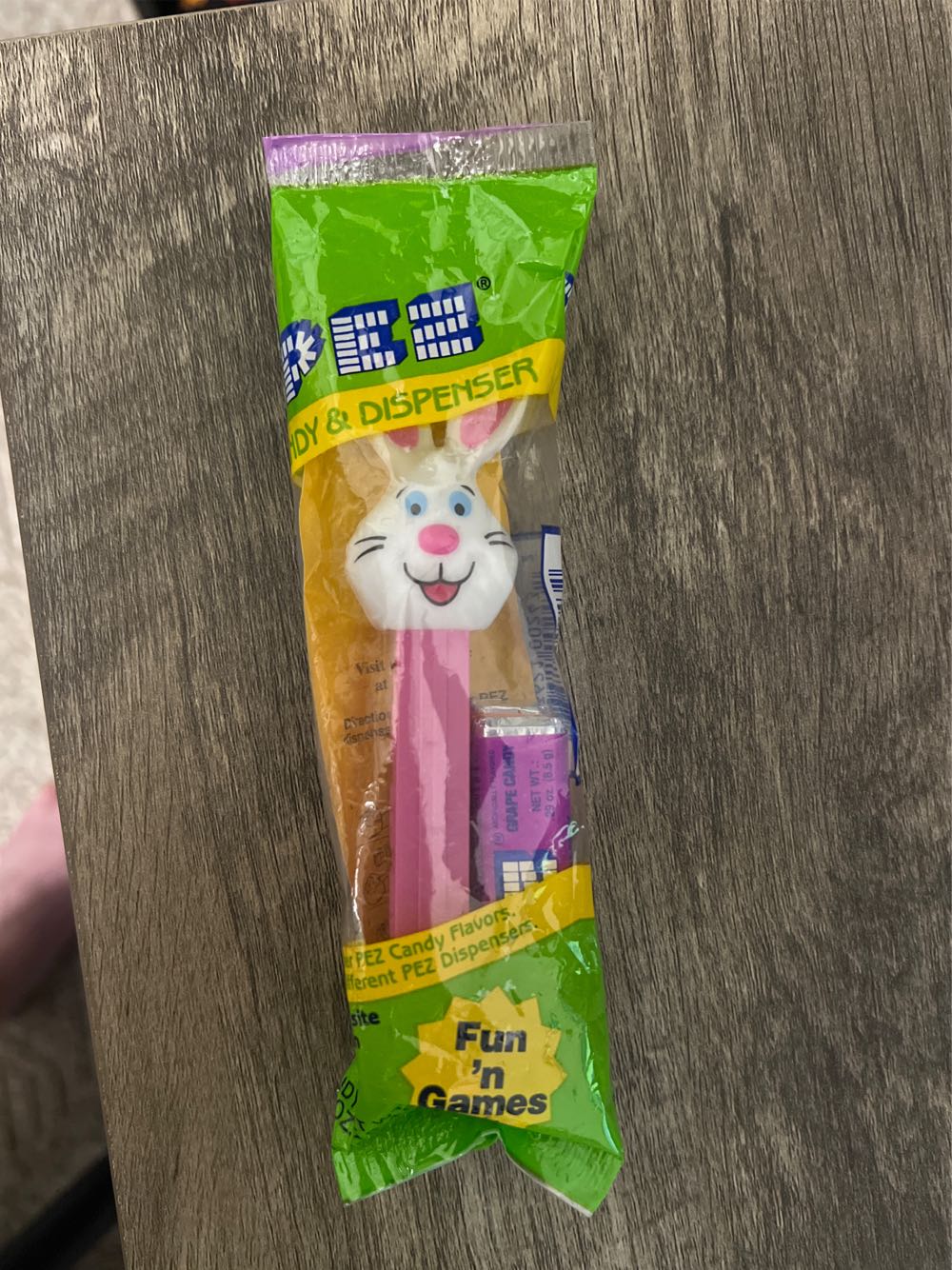 Easter - Bunny - E - Easter pez collectible - Main Image 2
