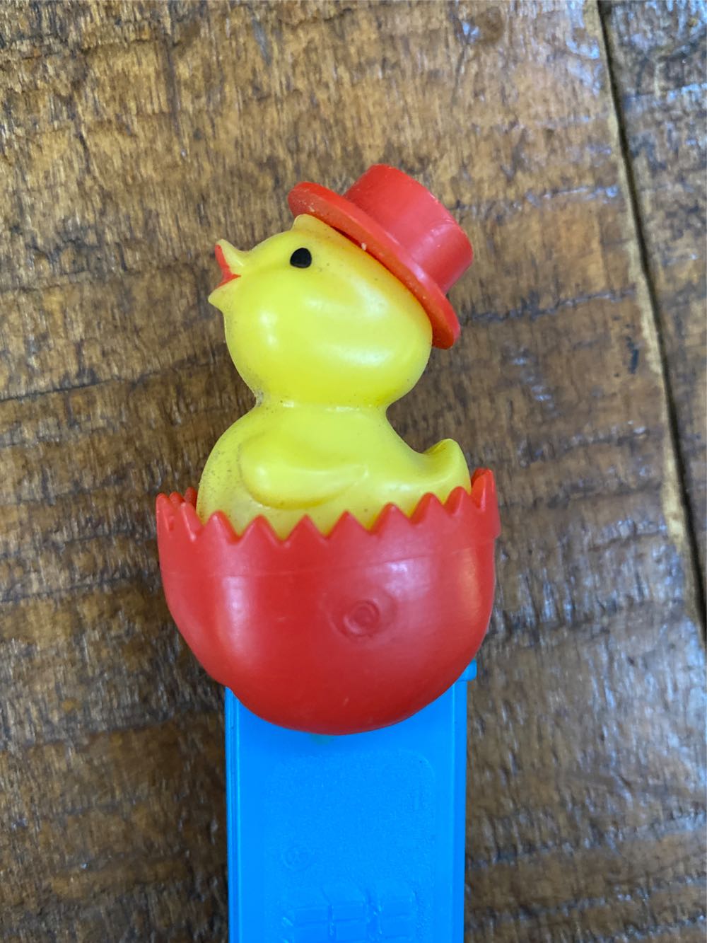 Chick Egg Scalloped Red - Easter pez collectible - Main Image 2