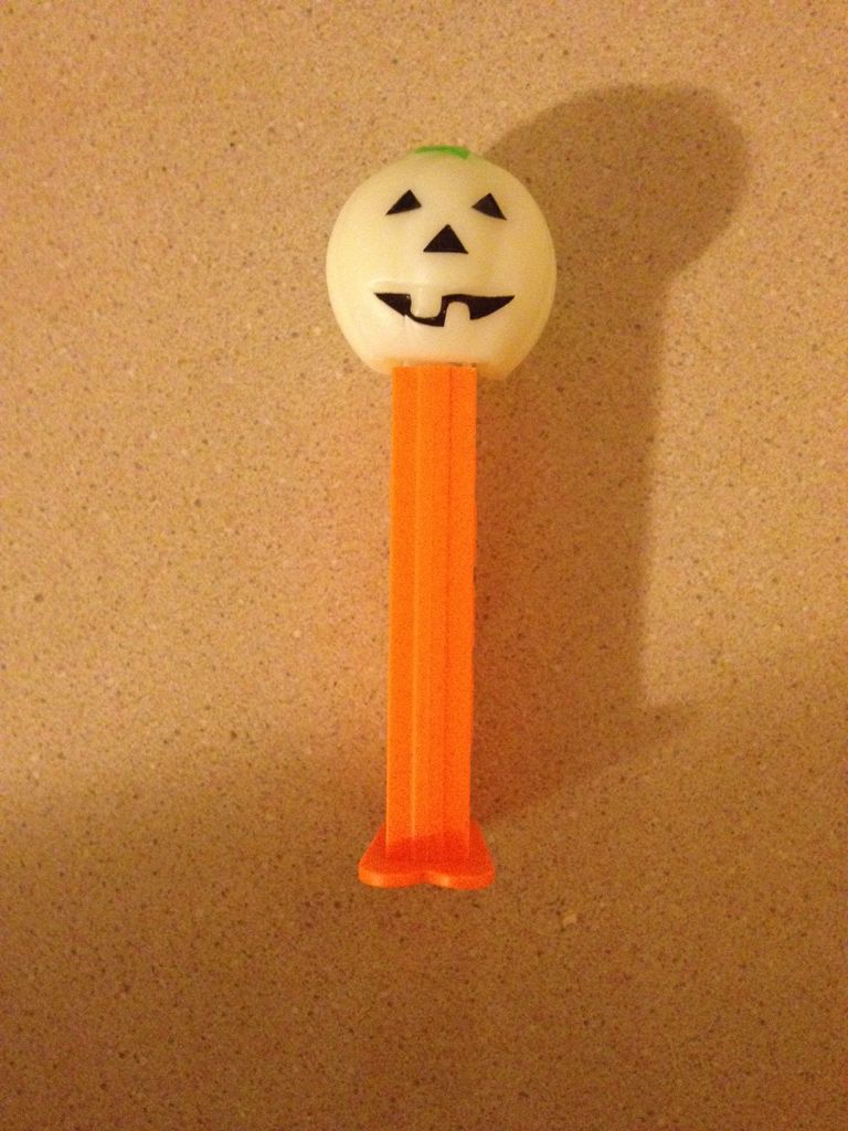 Pumpkin - Glow In The Dark - Halloween pez collectible - Main Image 2