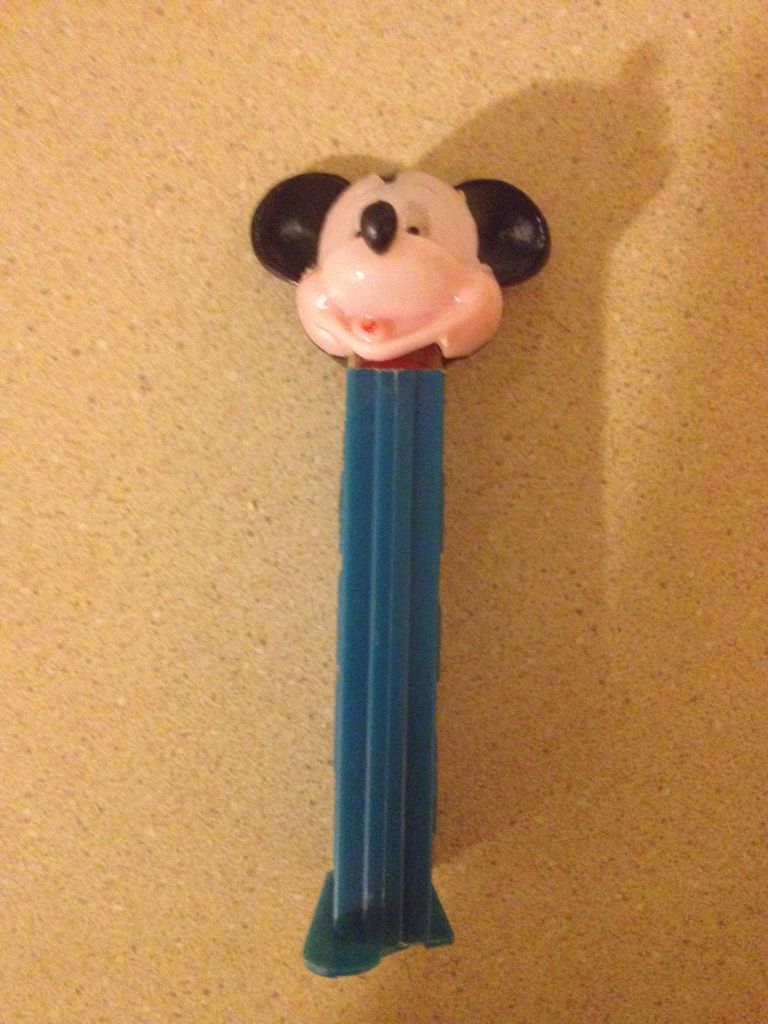 Mickey Mouse - Oldest School - Disney Classics pez collectible - Main Image 2