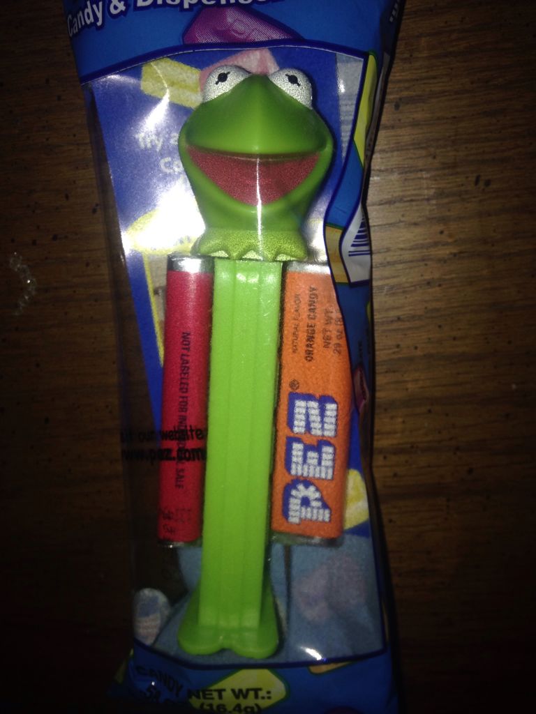 Kermit The Frog (2) - Muppets S3 (complete) pez collectible - Main Image 2