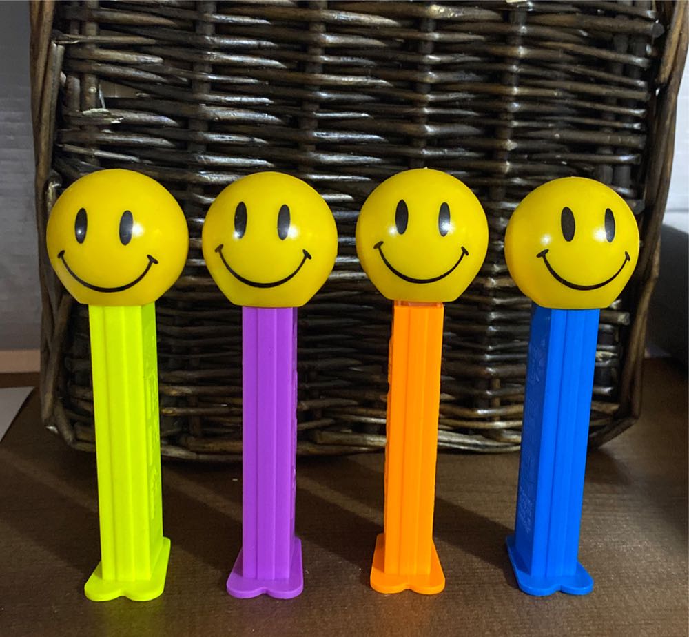 Funky Faces - Smiley Face - Pez Funky Faces pez collectible - Main Image 3