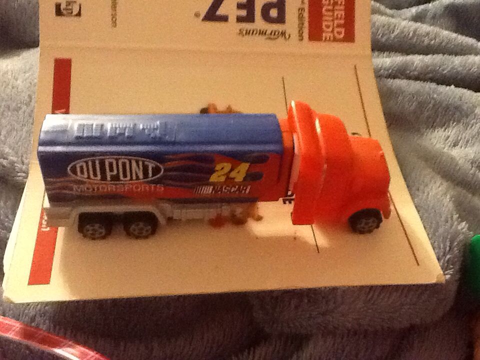 Truck - Du Pont #24 - Trucks - Nascar pez collectible - Main Image 1