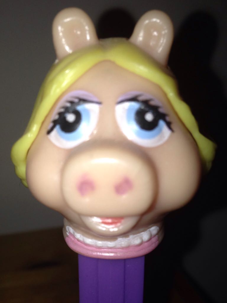 Muppets - Miss Piggy A (with Lashes) - Muppets pez collectible - Main Image 2