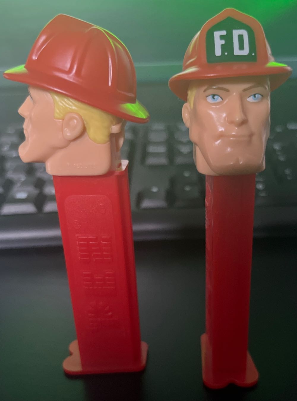 Emergency Heroes: Fireman  - Emergency Heroes pez collectible - Main Image 2
