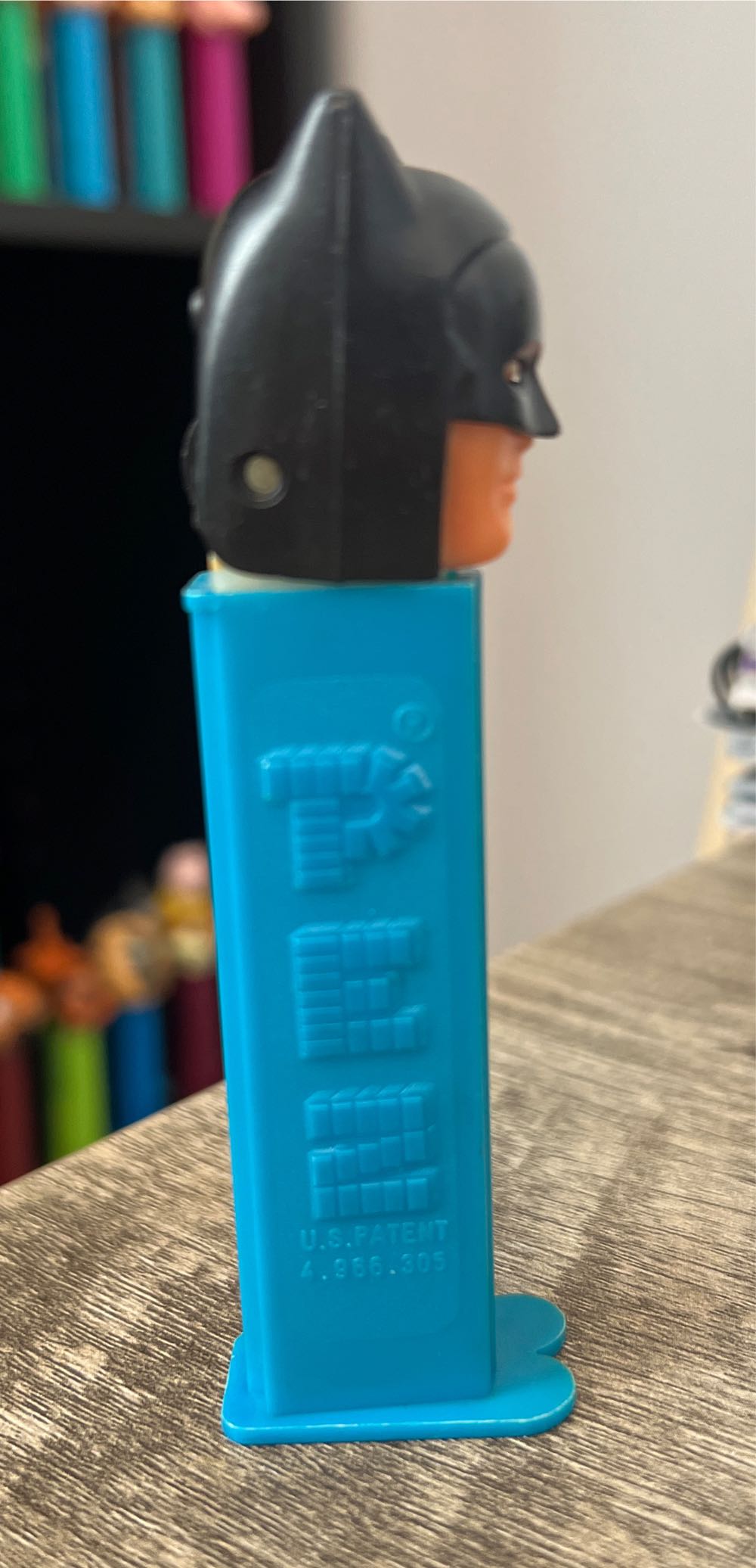 Batman A - Black Batman - DC Comics pez collectible - Main Image 2