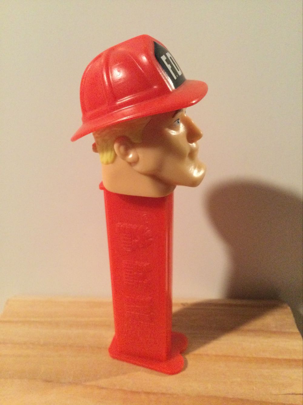 Fireman (White) - Emergency Heroes pez collectible - Main Image 2