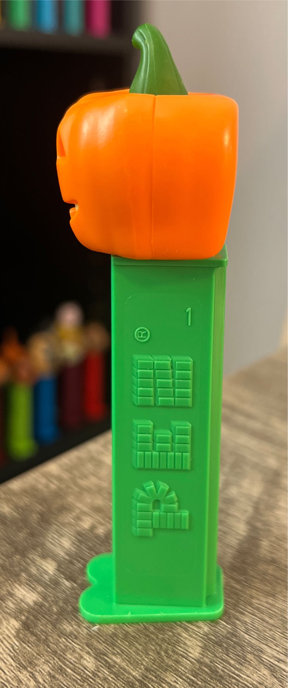 Pumpkin E Green Stem - Halloween pez collectible - Main Image 3