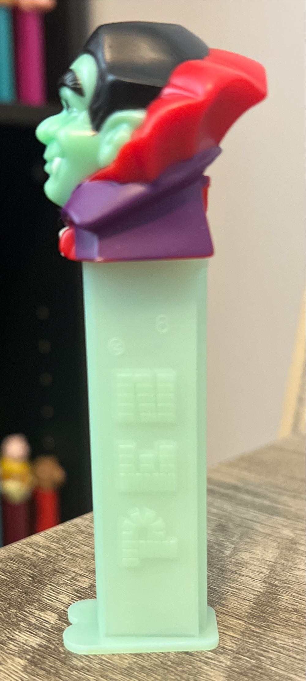 Vampire A - Halloween pez collectible - Main Image 3