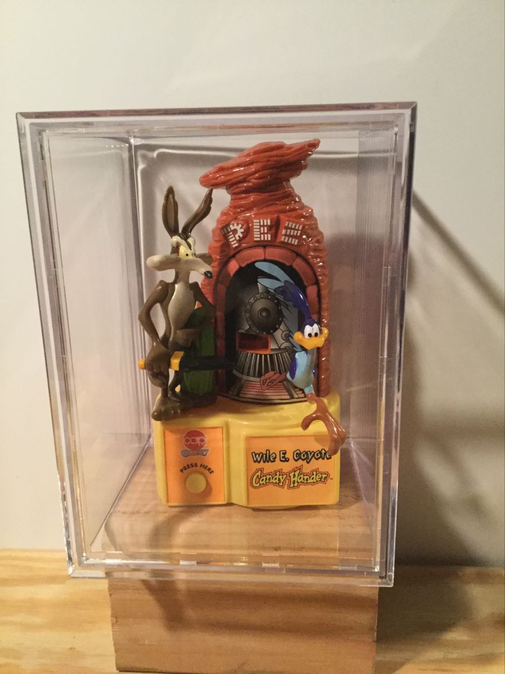 Wile E. Coyote - Looney Toons pez collectible - Main Image 4