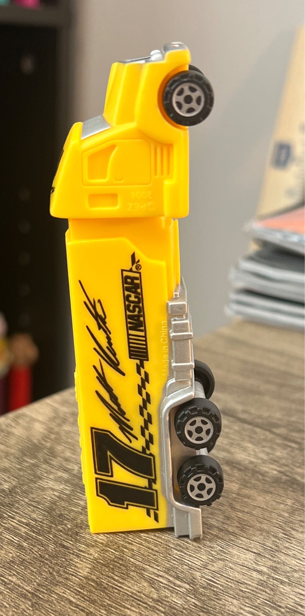#17 Dewalt/Matt Kenseth Hauler - Nascar Haulers pez collectible - Main Image 2