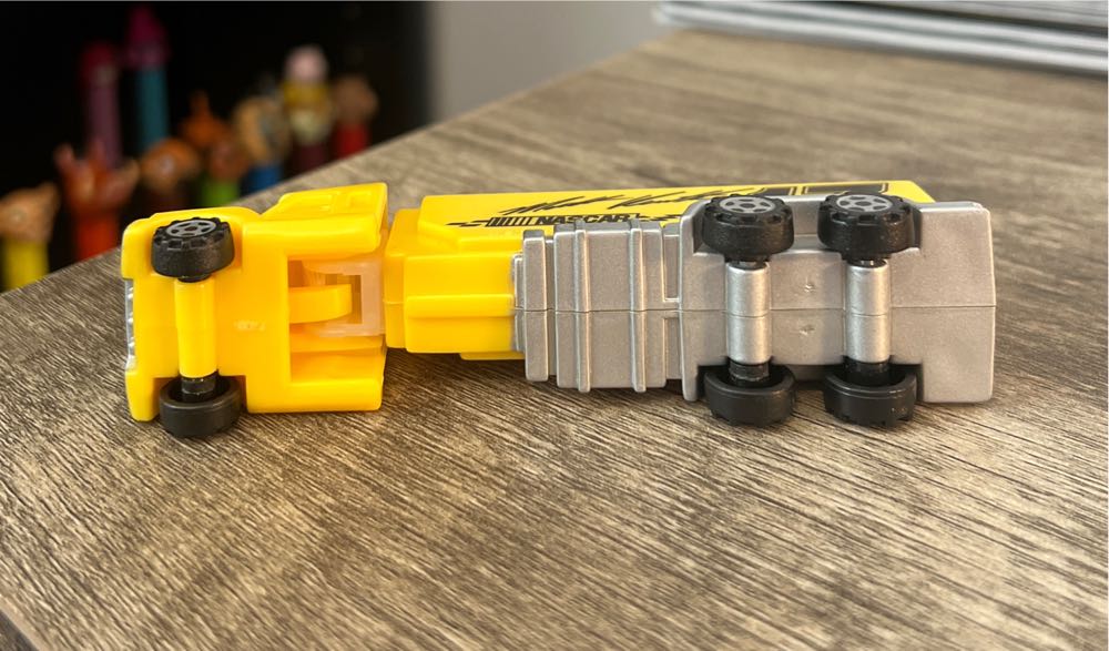 #17 Dewalt/Matt Kenseth Hauler - Nascar Haulers pez collectible - Main Image 3