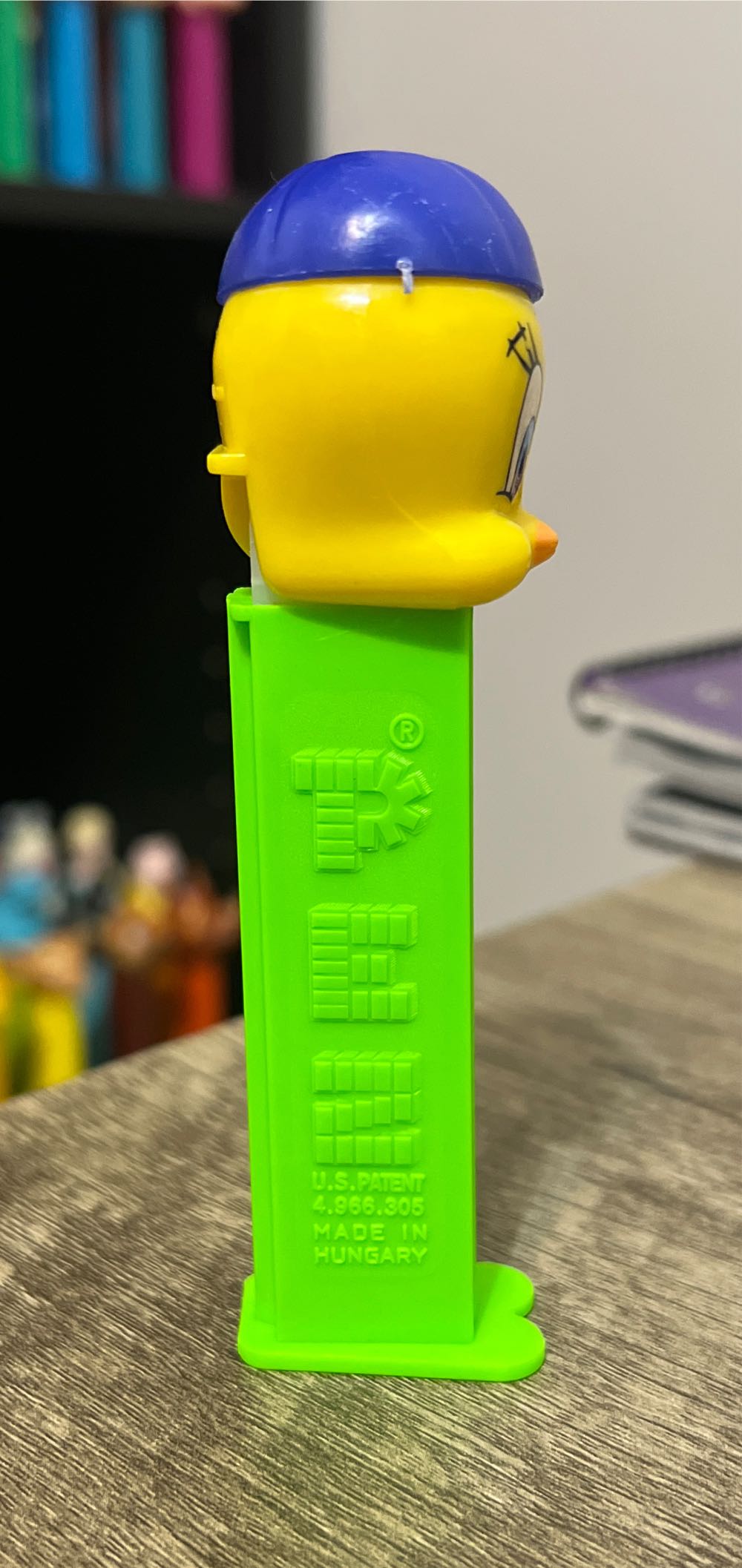 Cool Looney Tunes - Tweety Bird “Charming Tweety” - Looney Tunes-Cool Looney Tunes pez collectible - Main Image 2