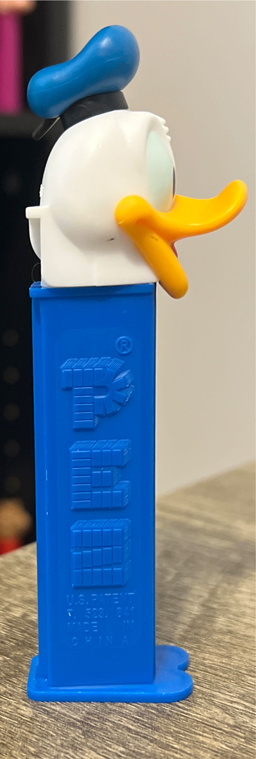 Donald Duck D - Disney Classic pez collectible - Main Image 2