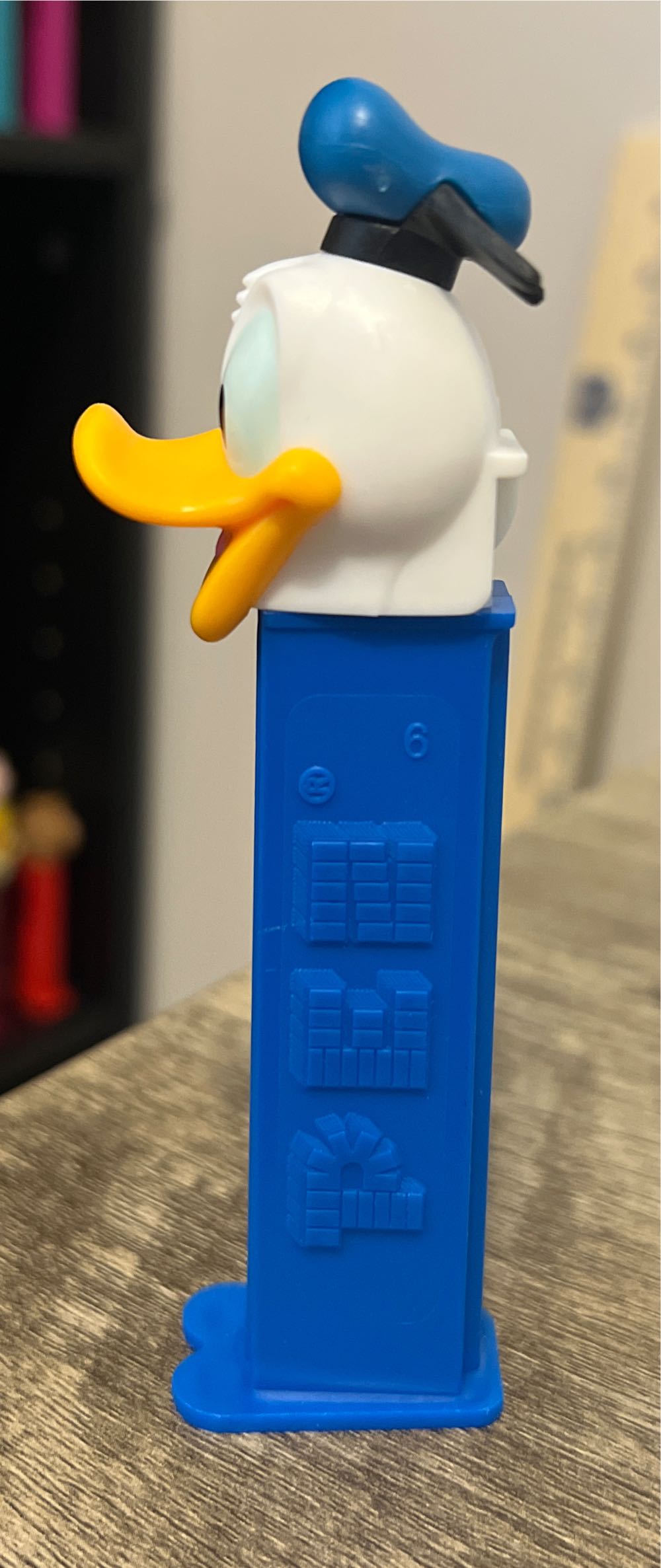 Donald Duck D - Disney Classic pez collectible - Main Image 3