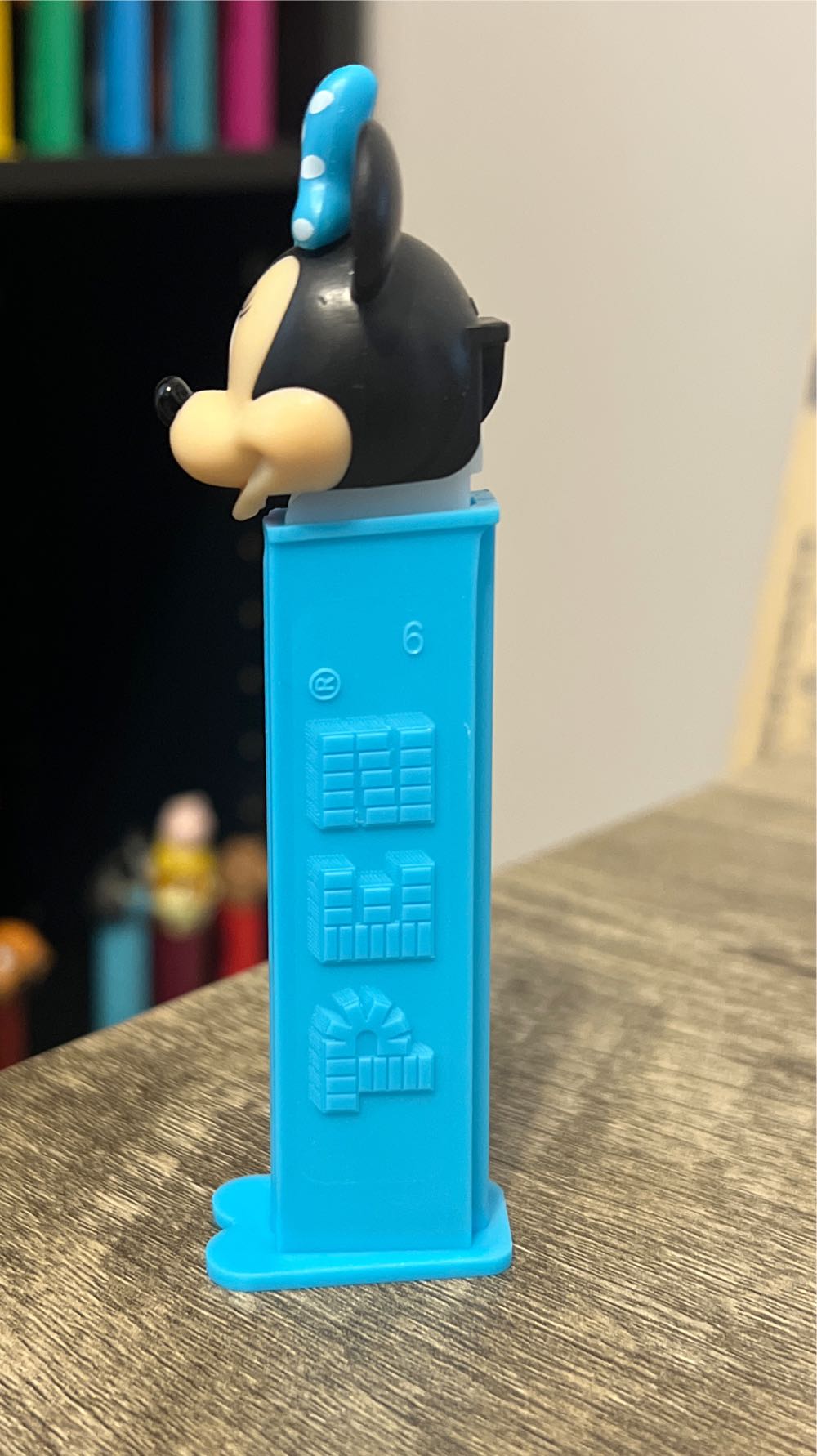 Minnie Mouse w/ Blue Polka Dot Bow - Disney Classic pez collectible - Main Image 3