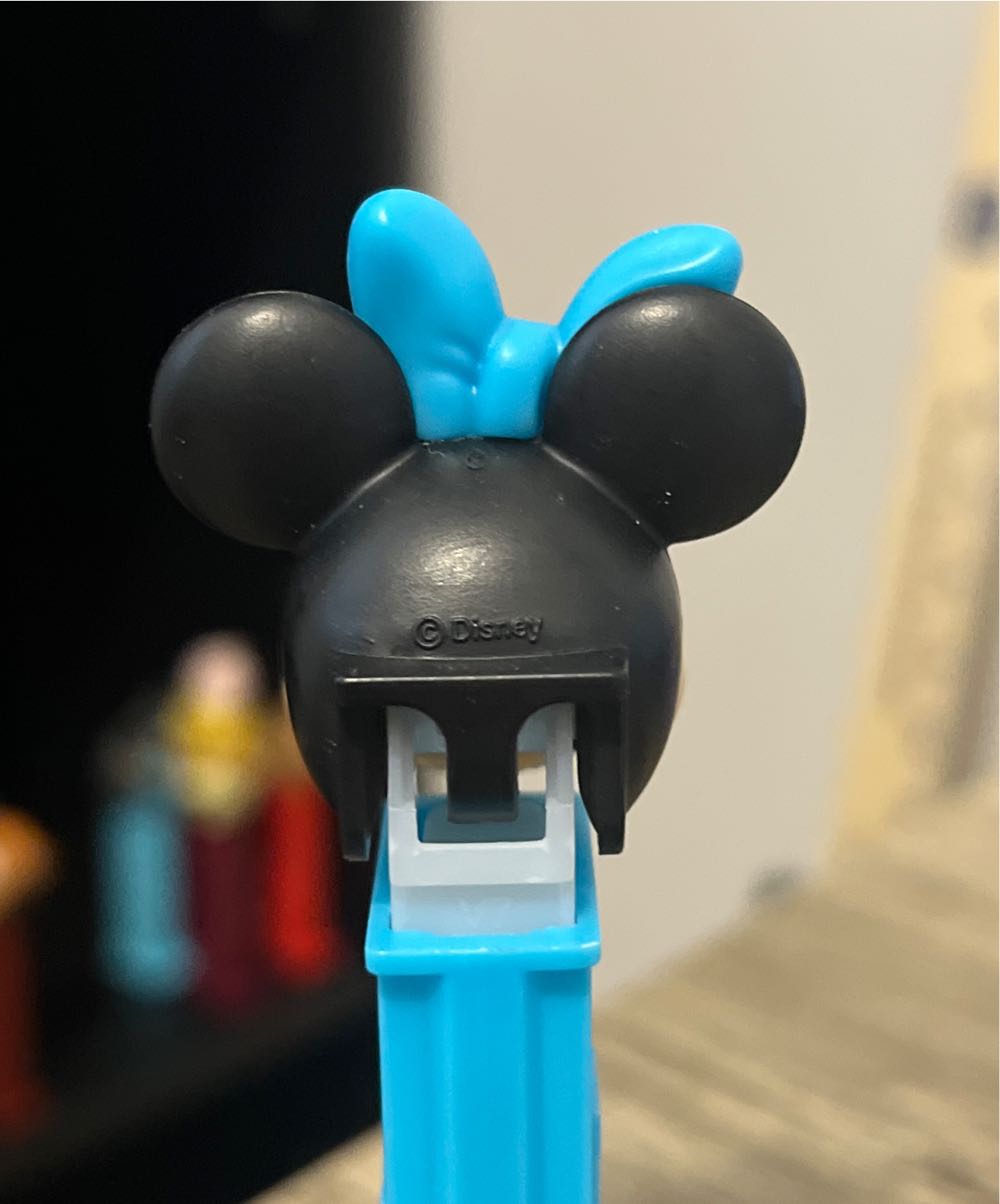 Minnie Mouse w/ Blue Polka Dot Bow - Disney Classic pez collectible - Main Image 4