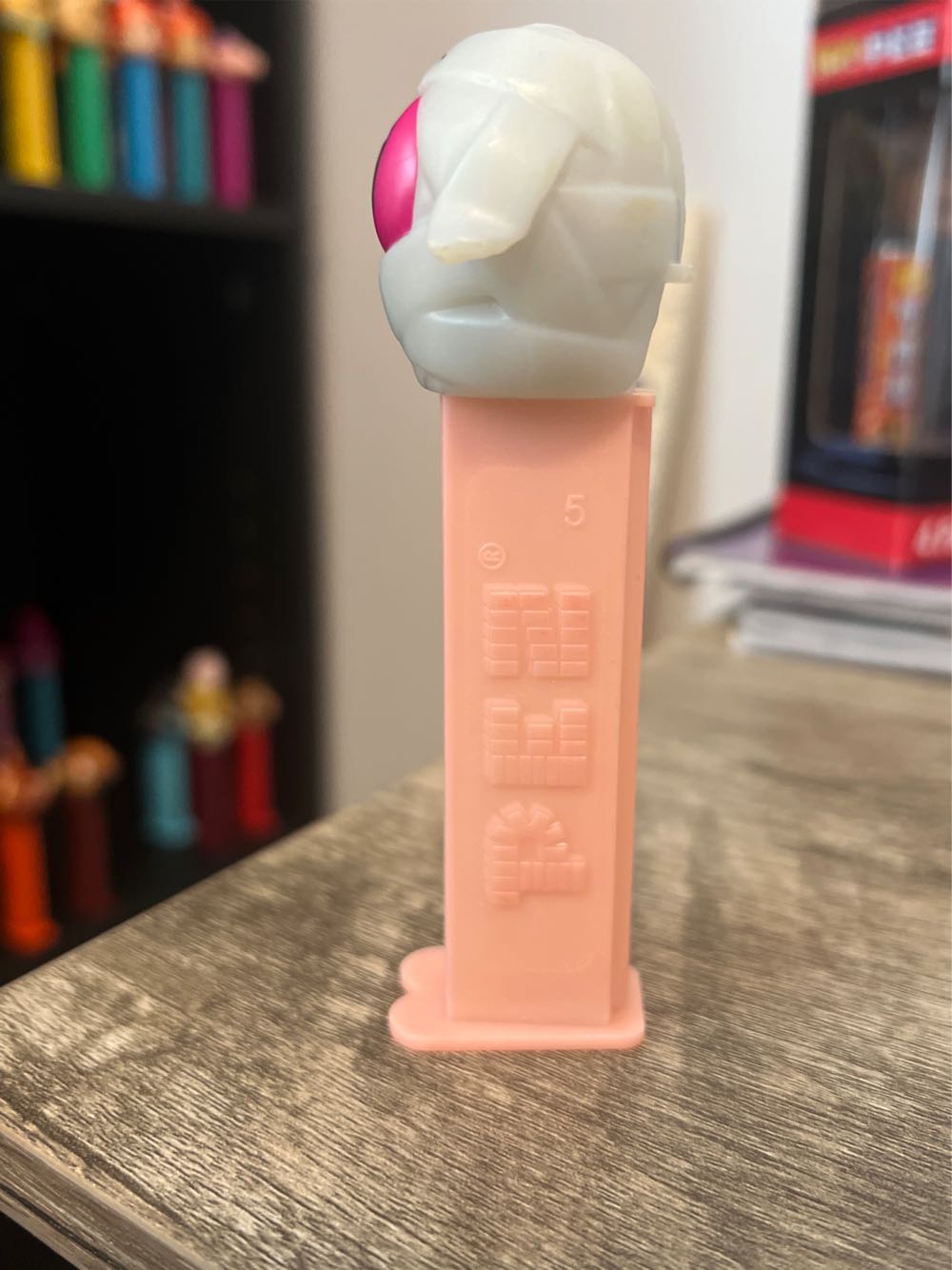 Mummy A - Glow - Halloween pez collectible - Main Image 4