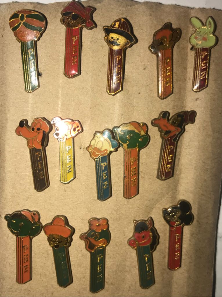 Donald Duck - Lapel Pins (complete) pez collectible - Main Image 2