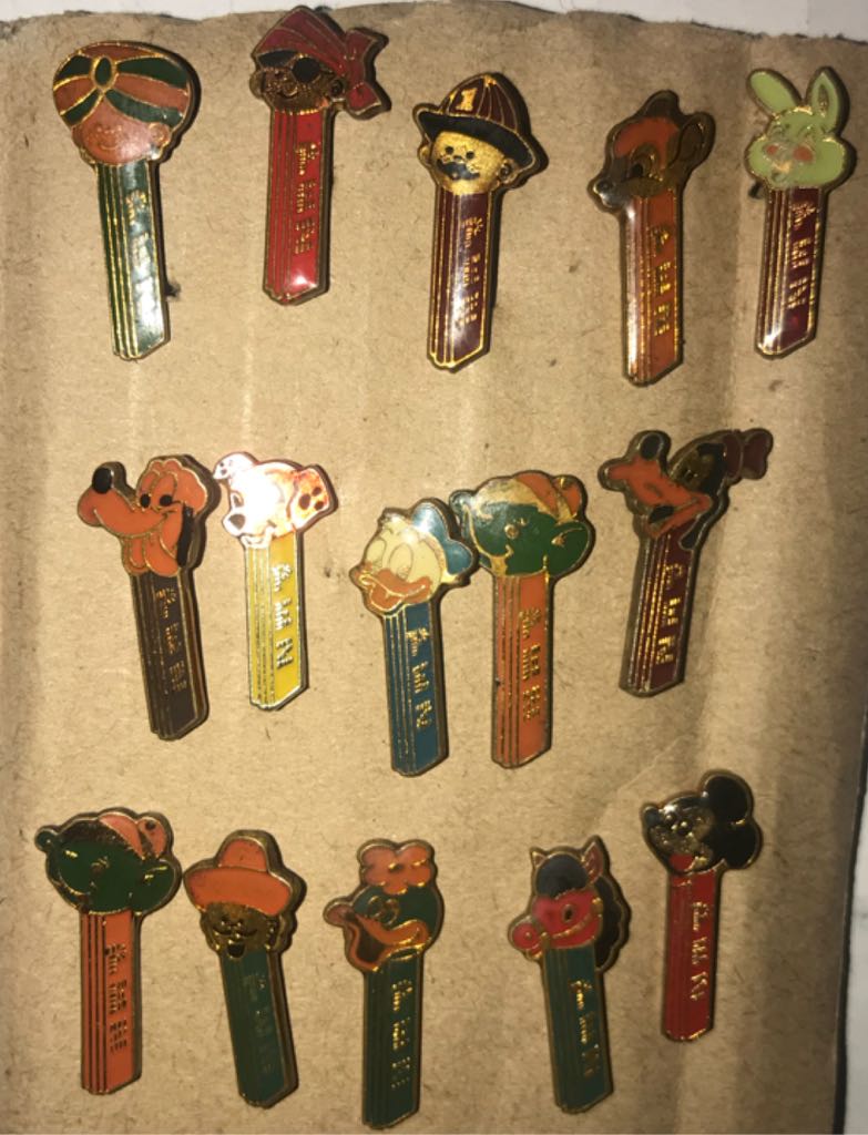 Duck With Flower - Lapel Pins (complete) pez collectible - Main Image 2