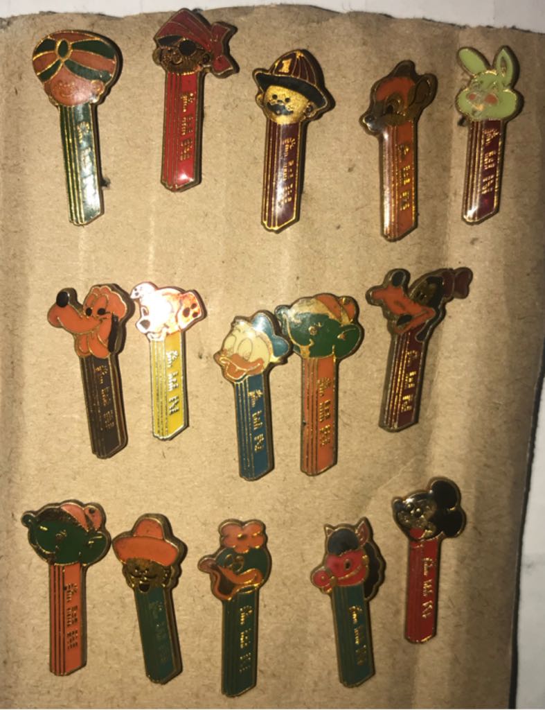 Goofy - Lapel Pins (complete) pez collectible - Main Image 2