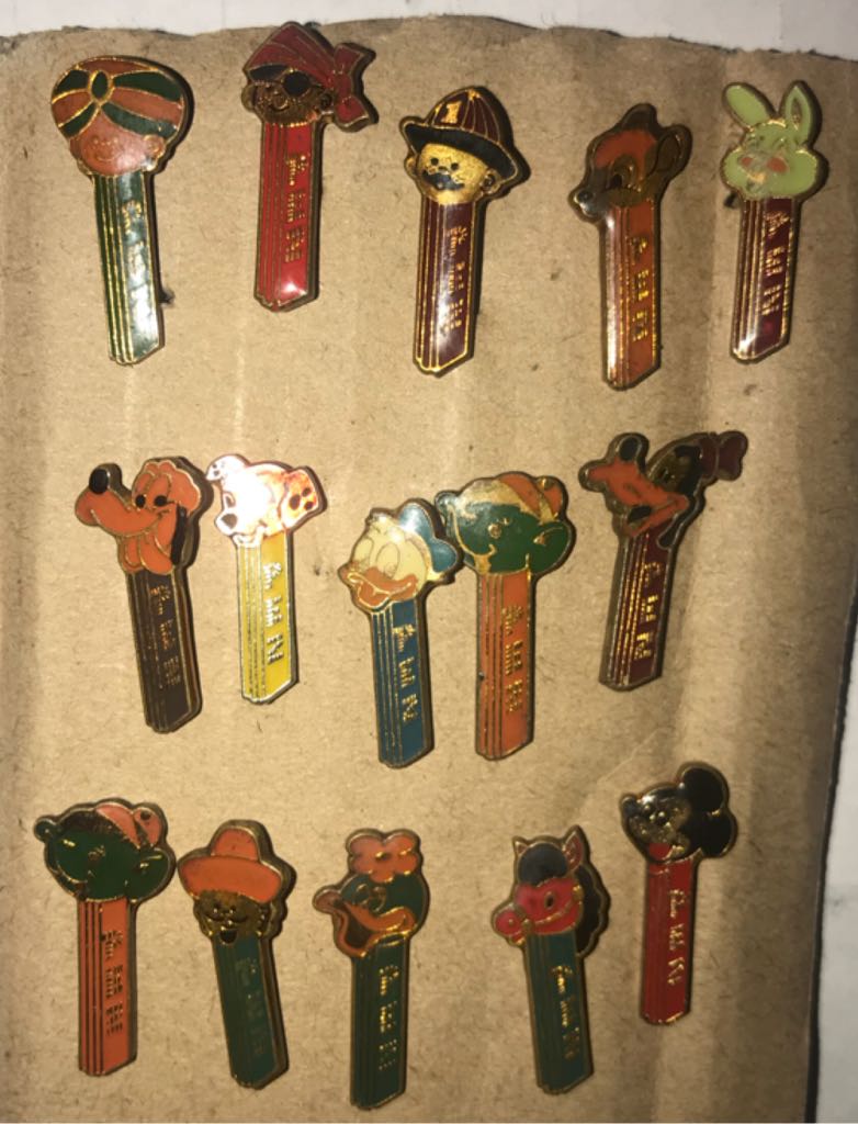 Pony-go-round - Lapel Pins (complete) pez collectible - Main Image 2