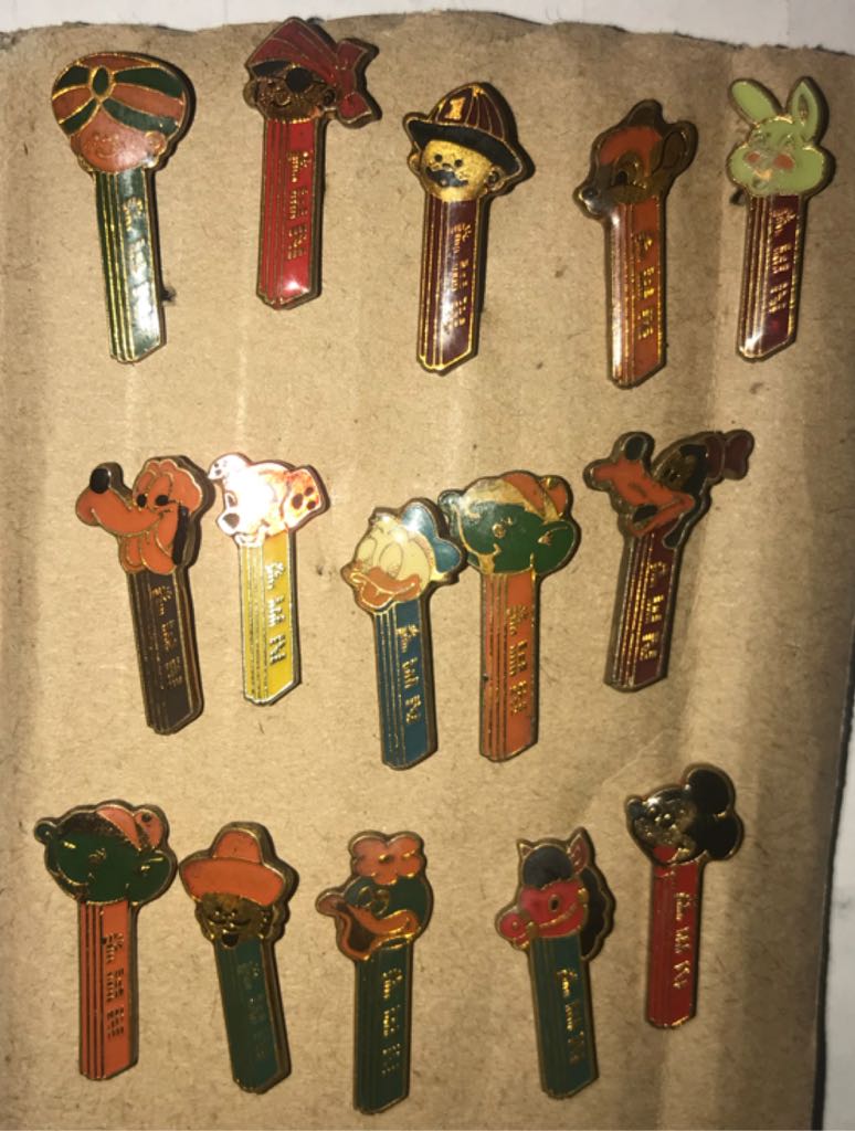 Rabbit - Lapel Pins (complete) pez collectible - Main Image 2