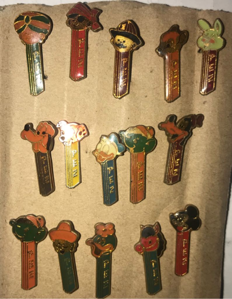 Pluto - Lapel Pins (complete) pez collectible - Main Image 2