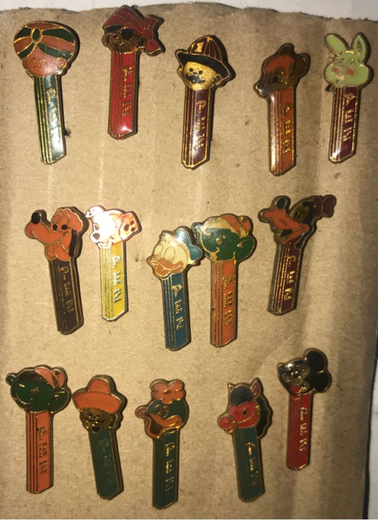 Fireman - Lapel Pins (complete) pez collectible - Main Image 2