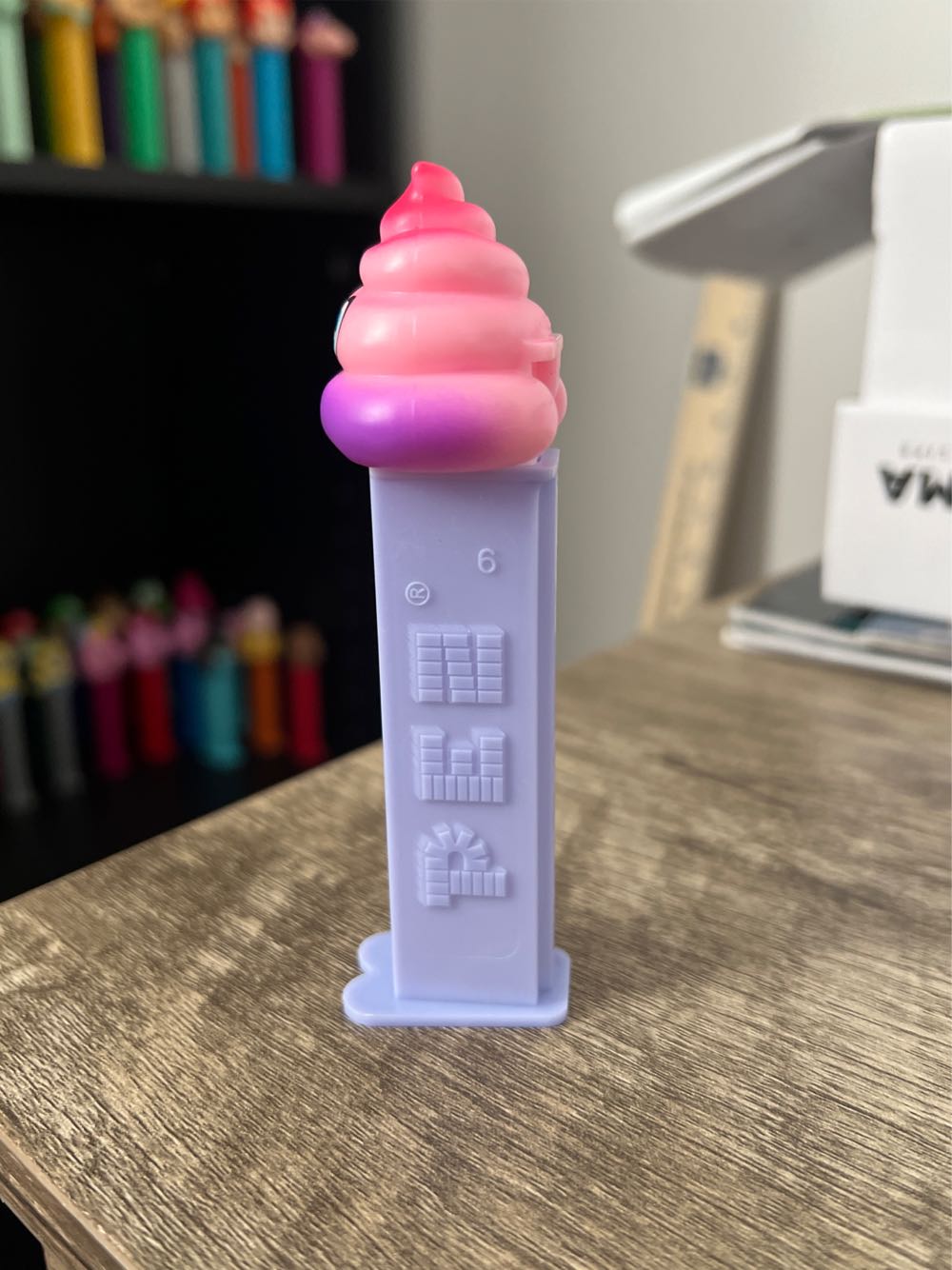 Emoji: Rainbow Poop - Emojis S3 (complete) pez collectible - Main Image 3
