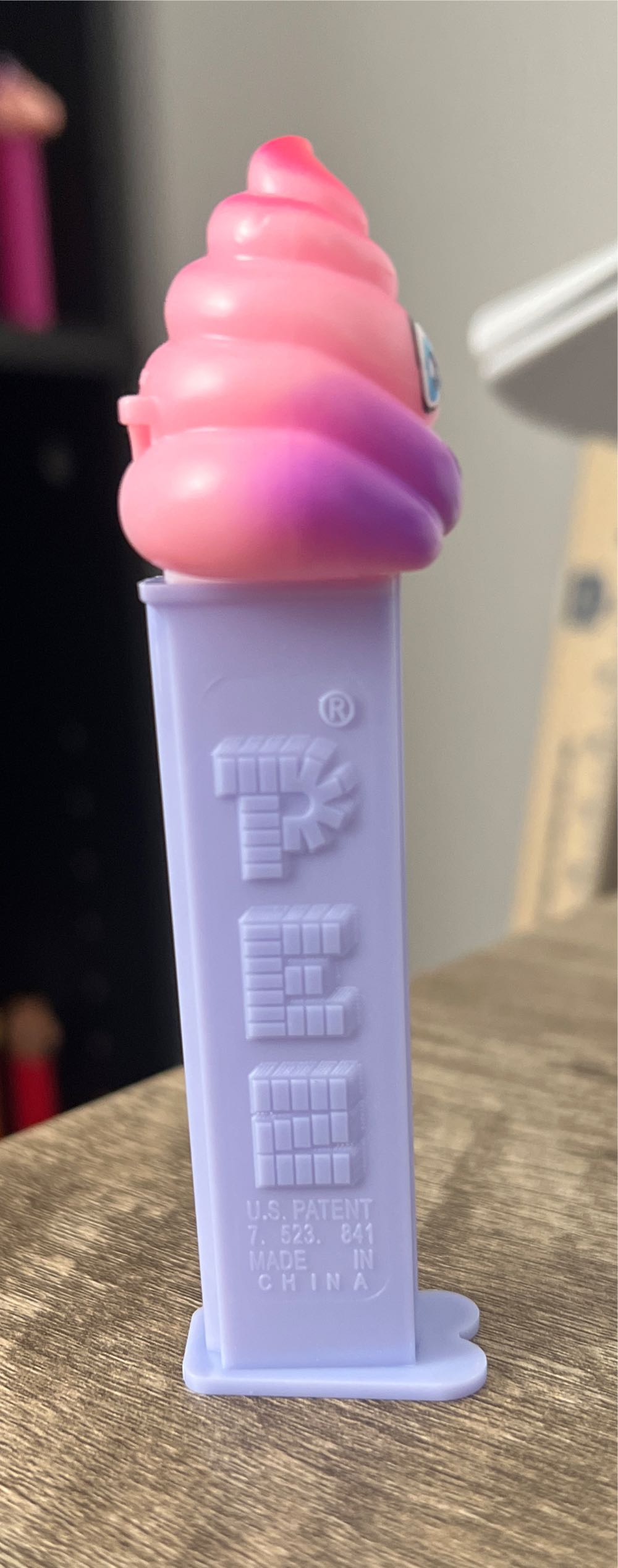 Emoji: Rainbow Poop - Emojis S3 (complete) pez collectible - Main Image 4
