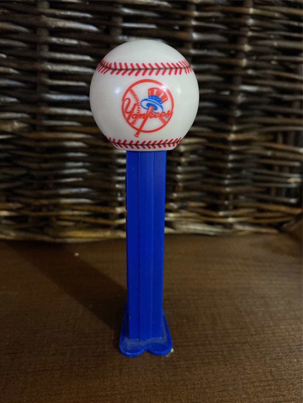 MLB - Baseball - New York Yankees With Top hat Logo - Major League Baseball pez collectible [Barcode 073621099661] - Main Image 2