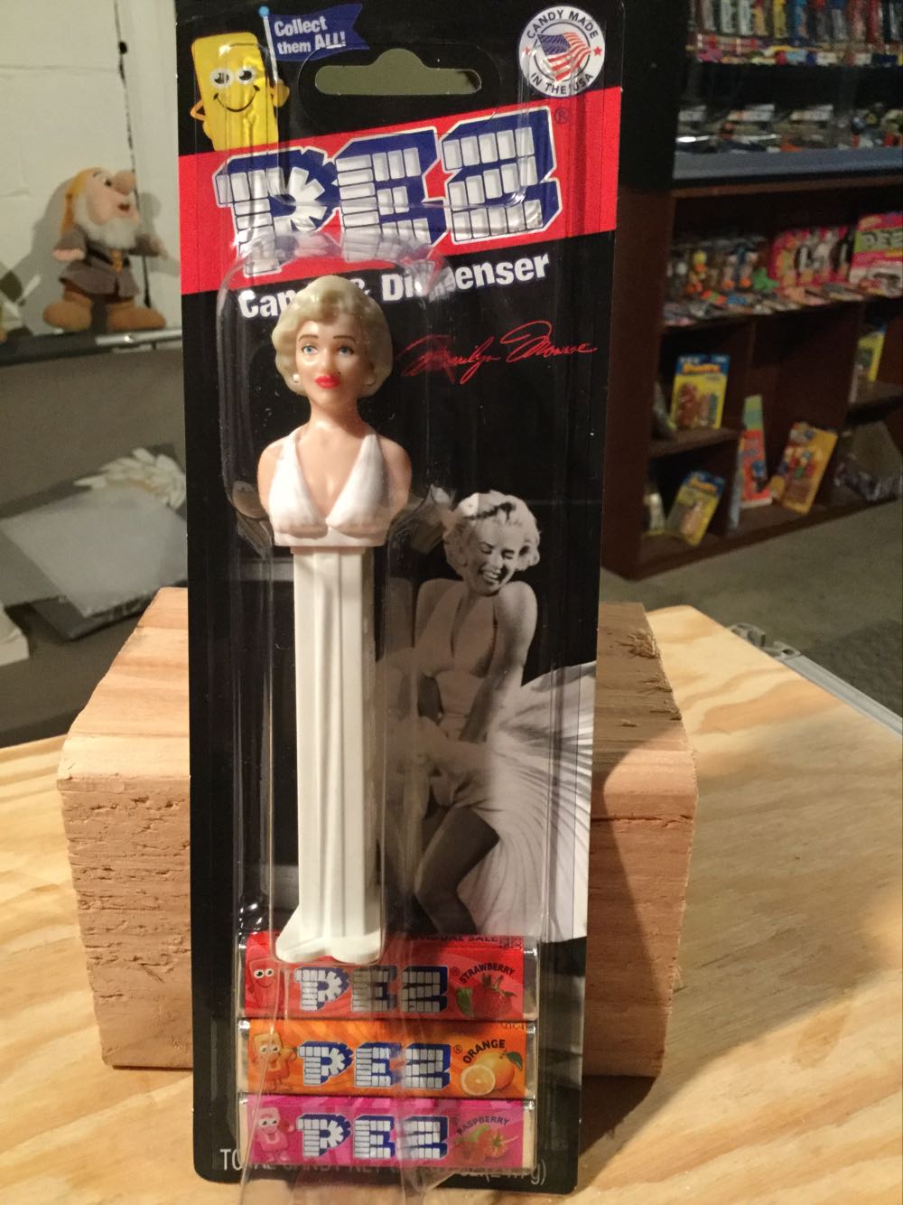 Marilyn Monroe - Hollywood Icon pez collectible [Barcode 819146019544] - Main Image 3